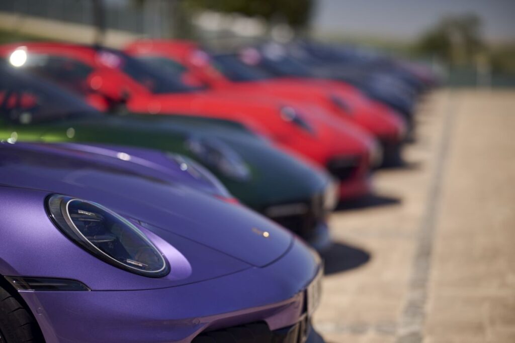 Porsche își revizuiește strategia: mai puține mașini, prețuri mari