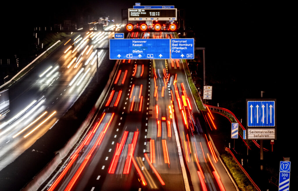 Drumuri și autostrăzi fără limită de viteză: Ce se întâmplă dacă depășești 300 km/h