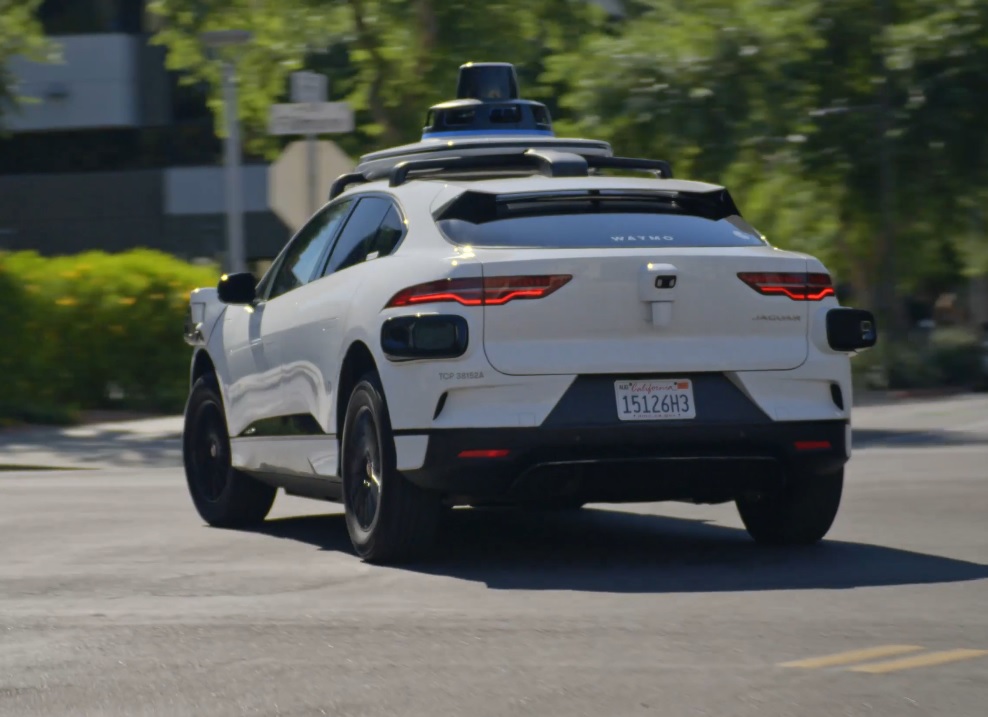 California Reglează Vehiculele Autonome: Sancțiuni Noi 2026