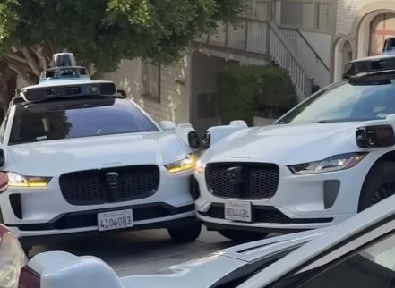 Trei taxiuri autonome Waymo s-au blocat reciproc în trafic. Pentru deblocare a fost nevoie de intervenție umană