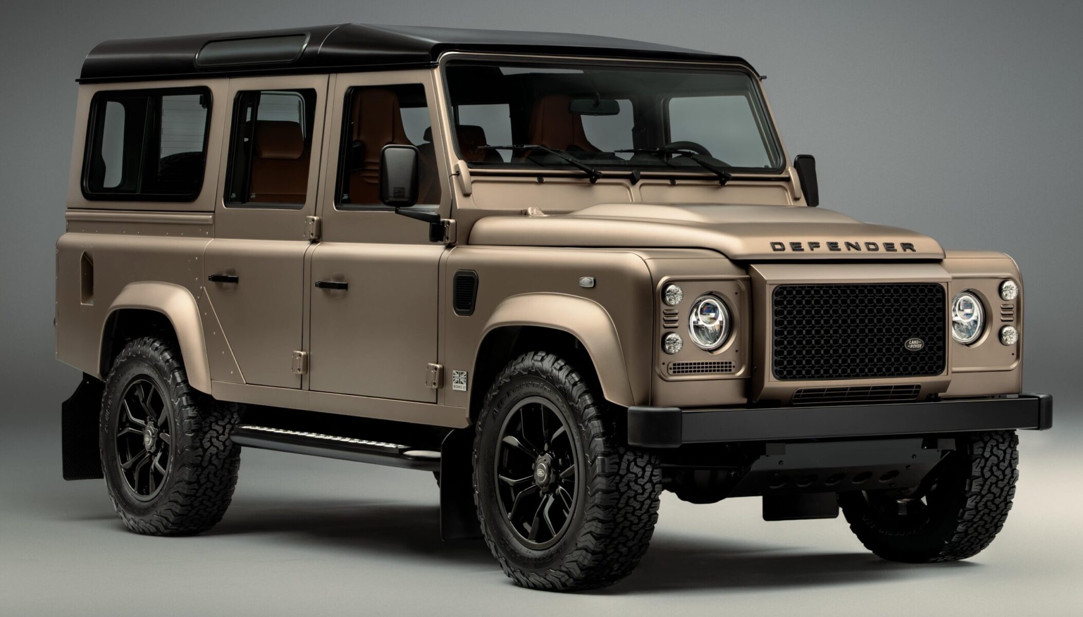 Land Rover Octa Yellow Land Rover Clasic revitalizează Defender. Te lasă să combini motorul V8 ...