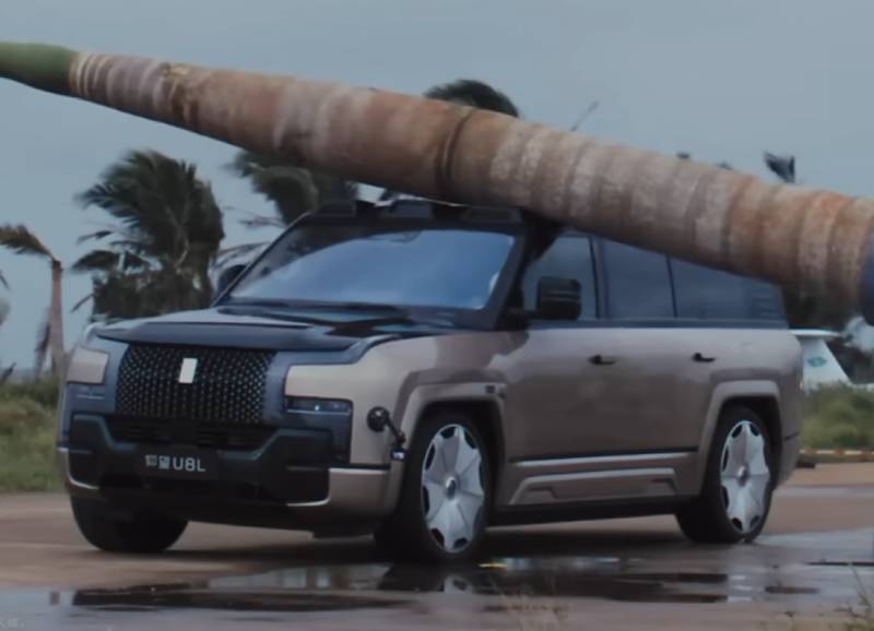 Test extrem pentru BYD YangWang: un palmier uriaș cade pe SUV-ul de 150.000 de dolari, iar mașina pleacă mai departe