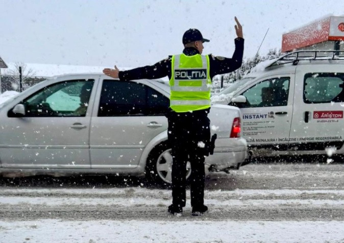 Cod galben în Constanța: Drum județean blocat temporar și mai multe autoturisme înzăpezite