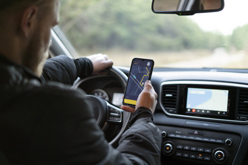 Cât este amenda de telefon în 2026. În ce situații se suspendă permisul auto