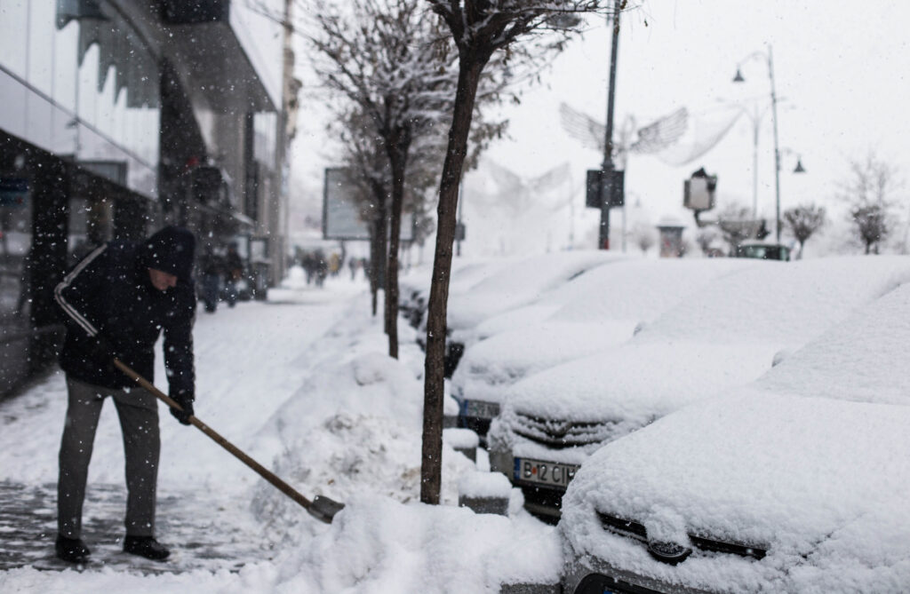 Deszăpezirea în România: Cine răspunde pentru parcări?
