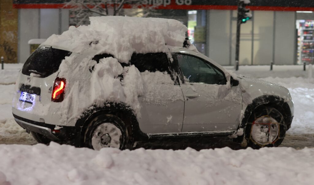 Amendă pentru șoferi: Curățați zăpada de pe mașini!
