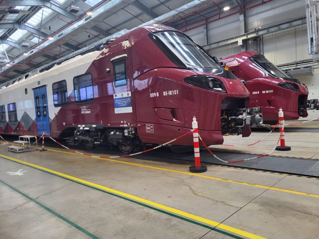 Foto / Două noi trenuri electrice Alstom intră pe șinele din România. Pe ce rute vor circula