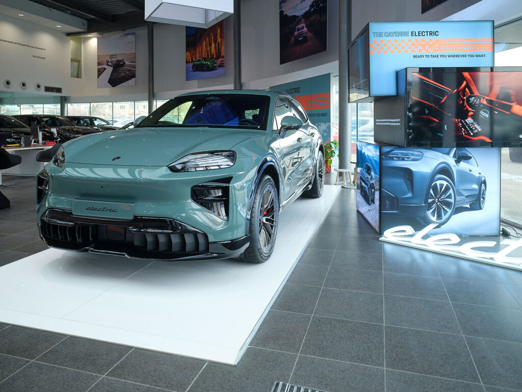 Debutul Porsche Cayenne Turbo: SUV-ul electric revoluționar