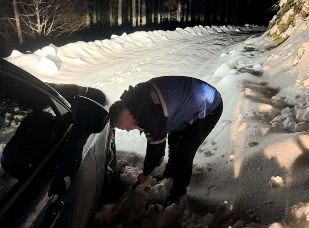 Tineri din Cluj-Napoca blocați în zăpadă pe un drum inaccesibil