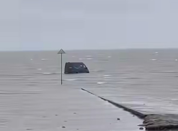 Incident șocant cu dubă Amazon pe drumul periculos Broomway Incident șocant cu dubă Amazon pe drumul periculos Broomway