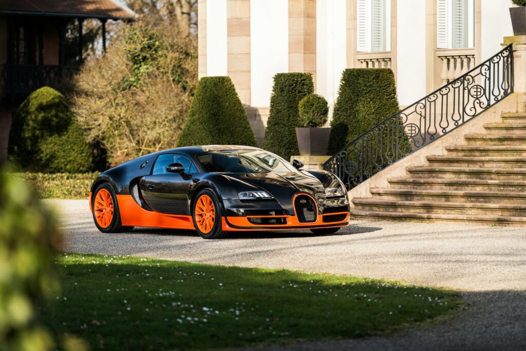 Foto | Bugatii restaurează modelul Veyron Super Sport care a stabilit recordul de cea mai rapidă mașină din lume. El a adunat peste 70.000 km la bord