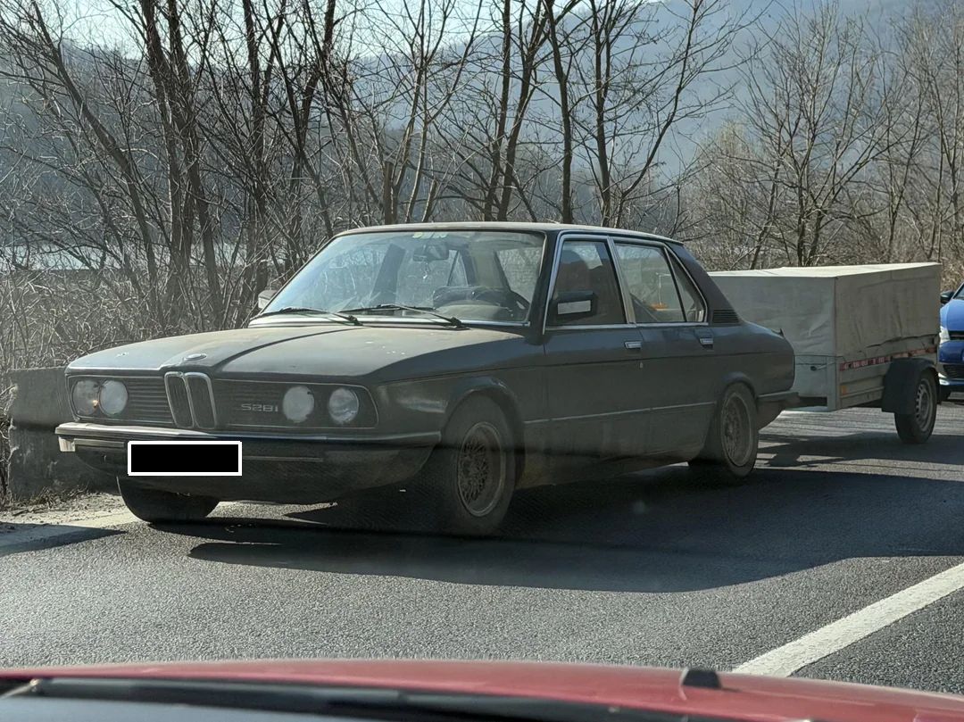 bmw 528i fotografiat pe valea oltului