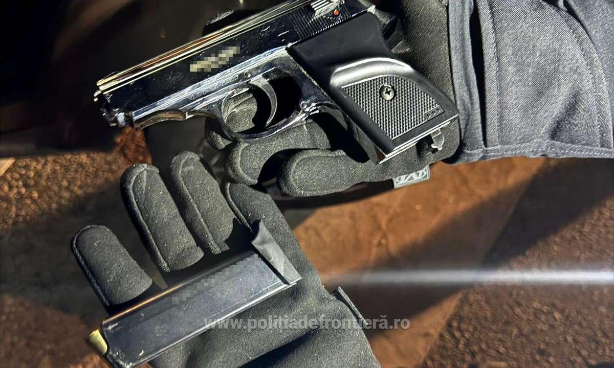 pistol gasit in portiera unei masini
