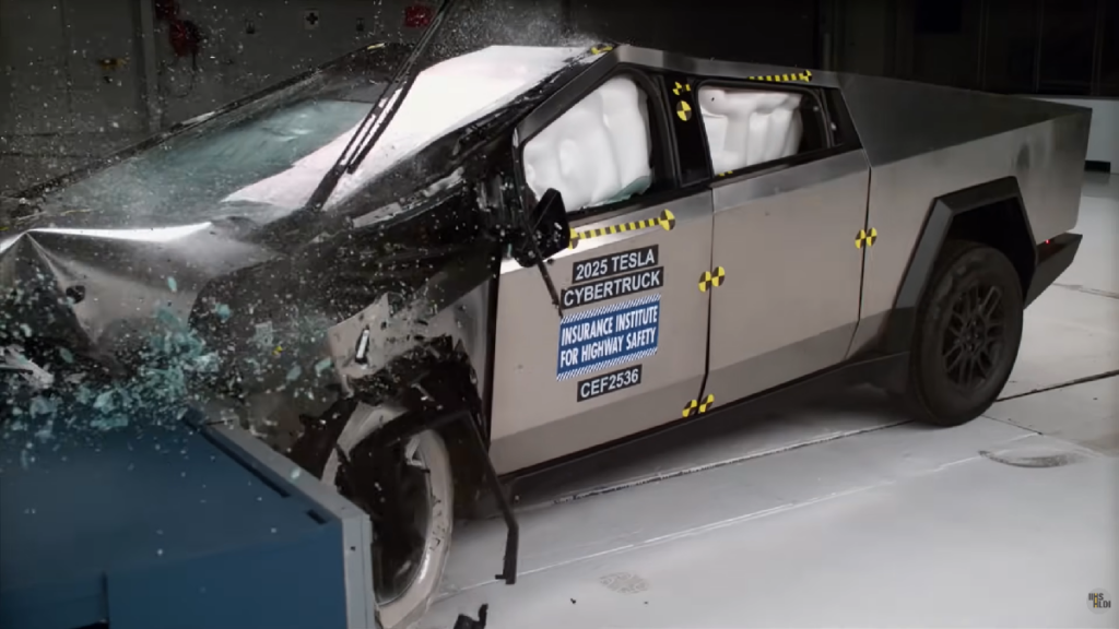 La un pas de moarte după ce pilotul automat de la Tesla Cybertruck a izbit mașina de un parapet? Procesul de 1 milion $