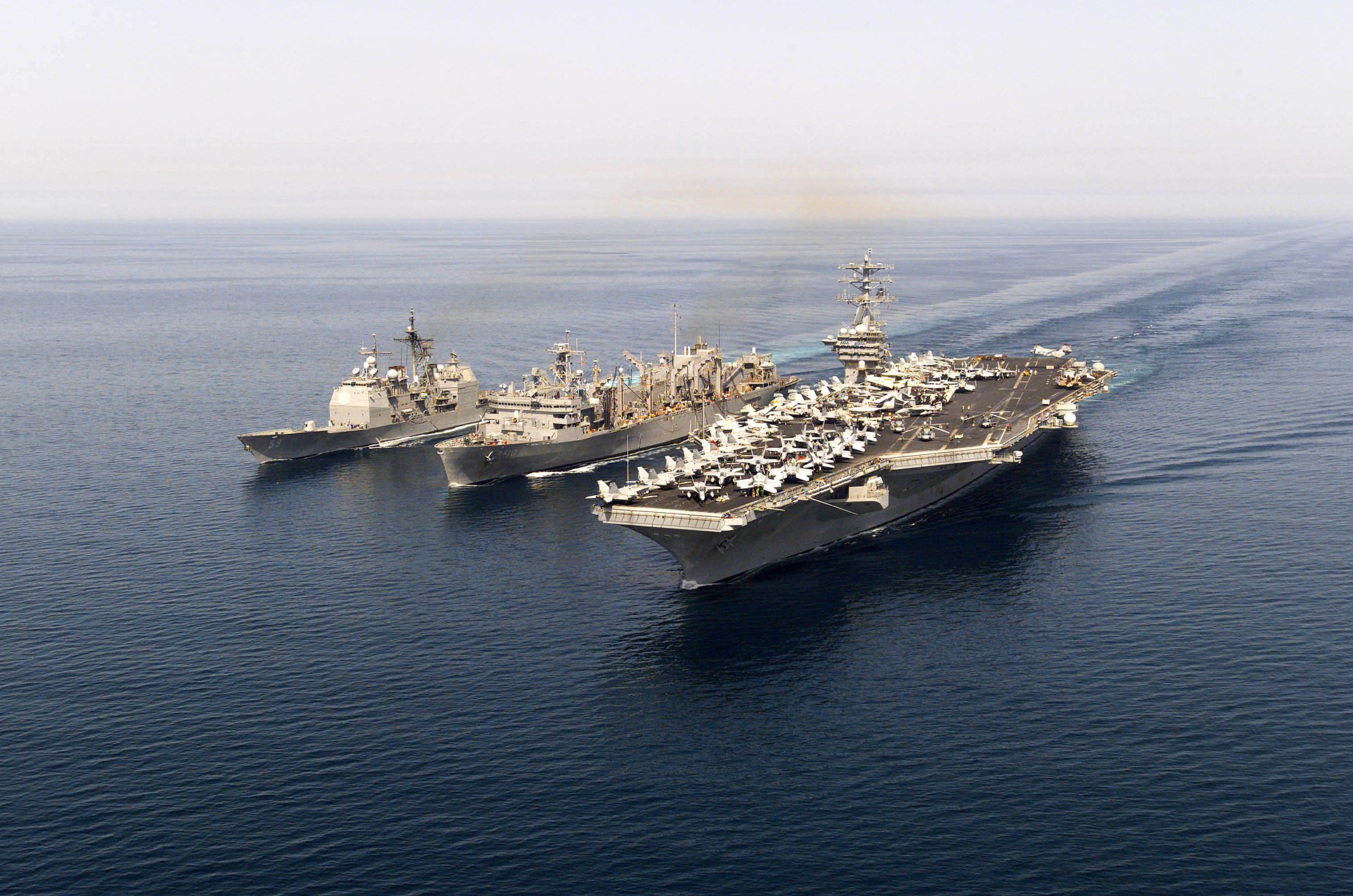 crucisator din clasa ticonderoga (stanga) alaturi de o alta nava si portavionul uss nimitz