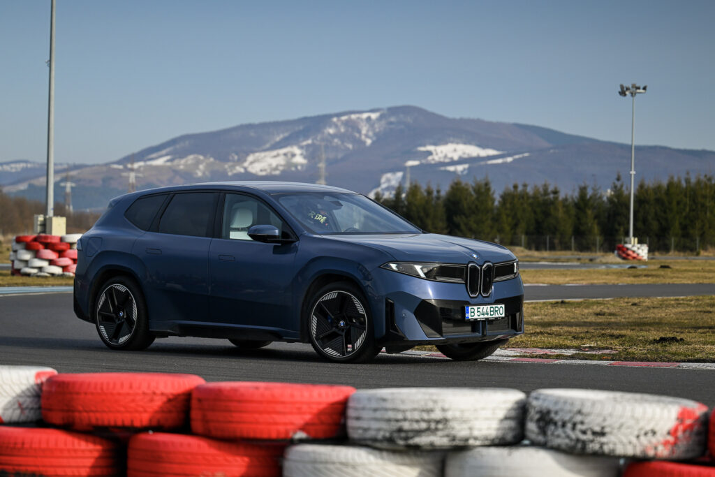 BMW iX3 40: SUV electric accesibil, lansare în 2026!