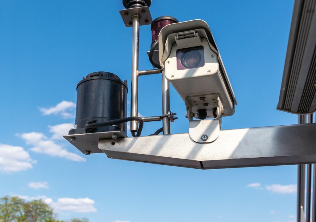 Video exclusiv / Radarele setate pe detectarea vitezei medii schimbă regulile în trafic. IGPR explică de ce nu mai scapi de amendă dacă încetinești la radar