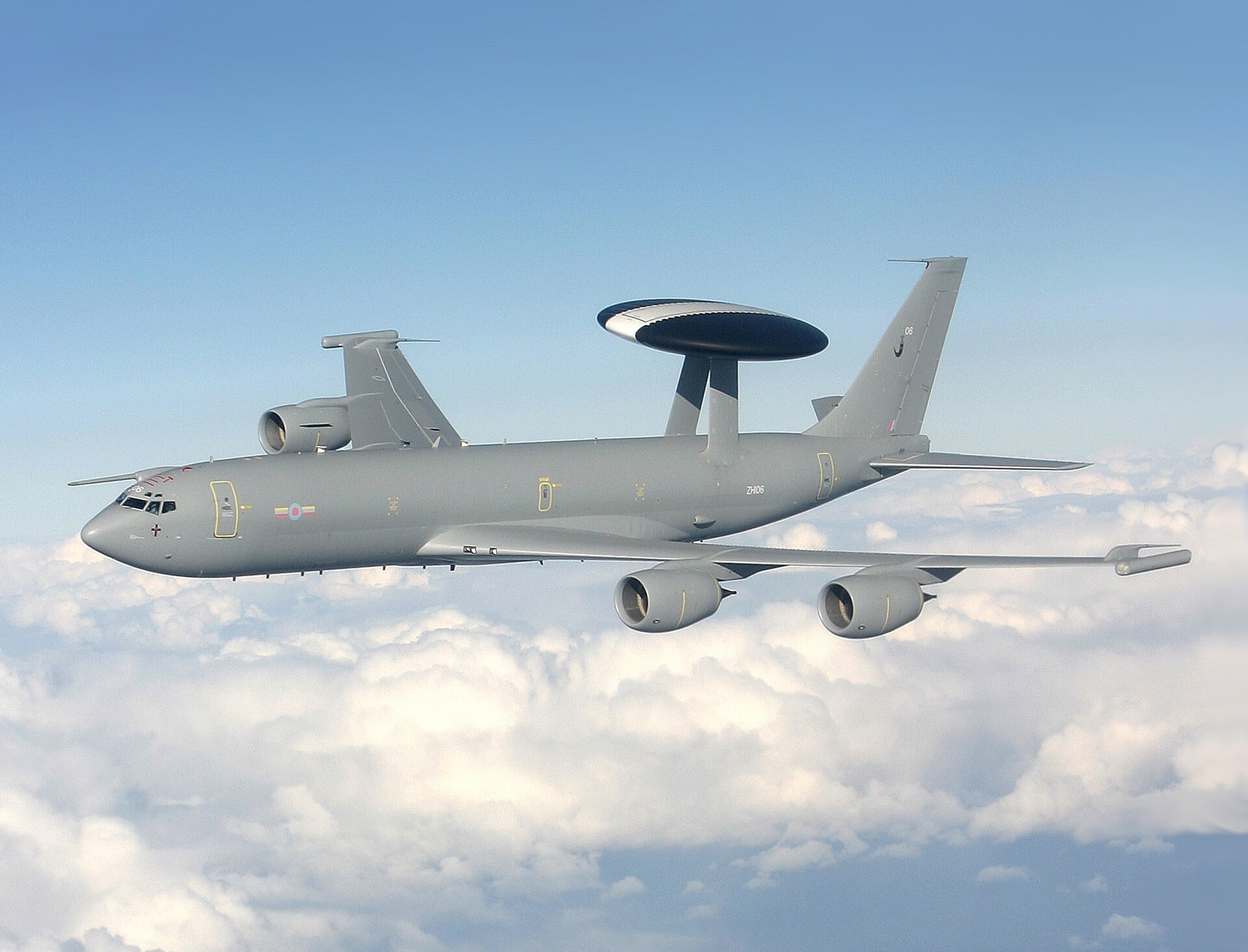 avion boeing e-3 sentry in zbor