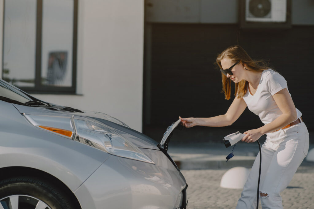 Vânzările de vehicule electrice cresc cu 5% în martie 2026