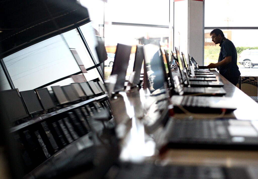 Laptopuri aliniate unul langa altul la fel ca in sala de examen pentru obtinerea permisului de conducere (Sursa foto: Mefiafax Foto)