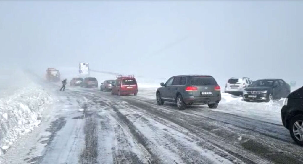 Imagine de pe Transalpina, cu mașinile surprinse de o furtuna de zapada