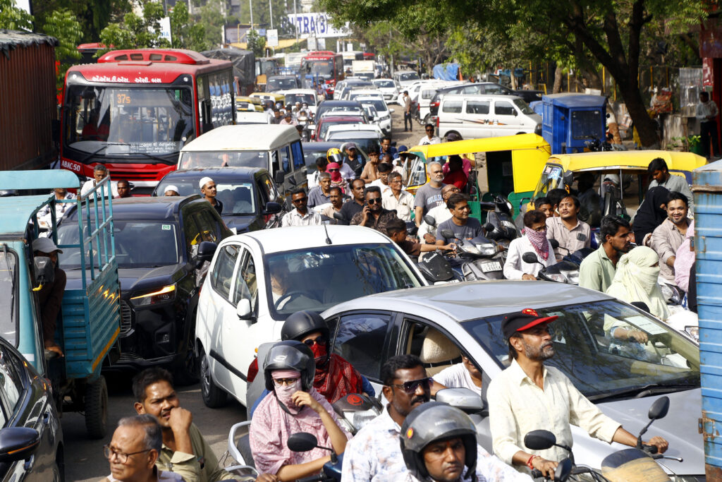 India cere oamenilor să revină la telemuncă pentru a reduce consumul de benzină și motorină
