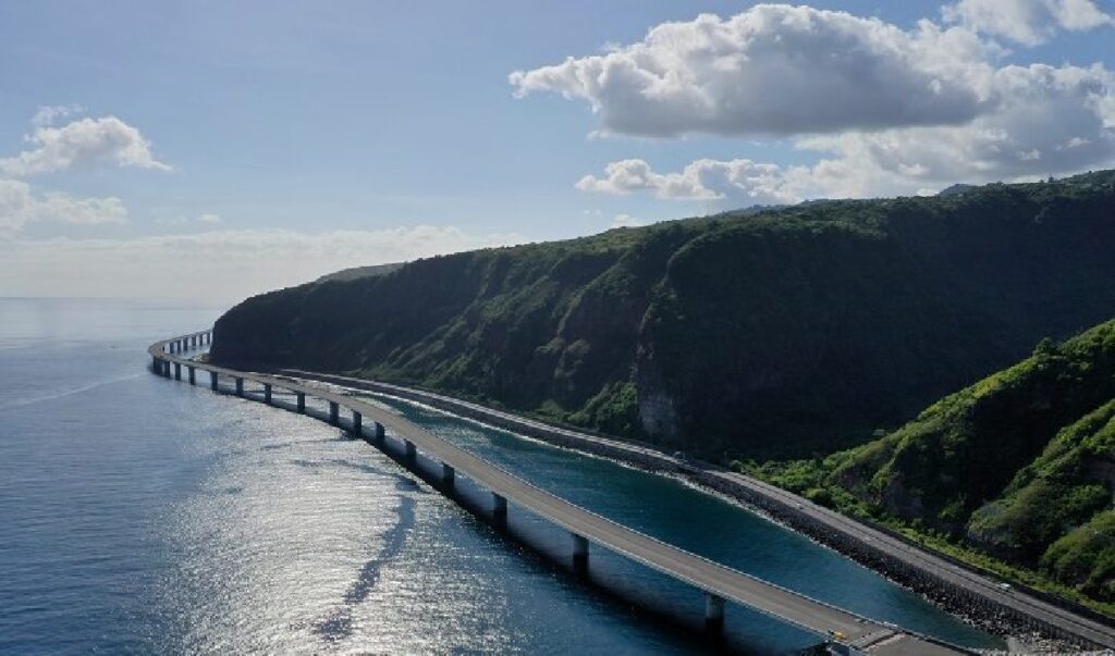 Imagine cu Nouvelle Route du Littoral, cel mai scump drum din lume care se construieste pe insula Reunion din Oceanul Indian