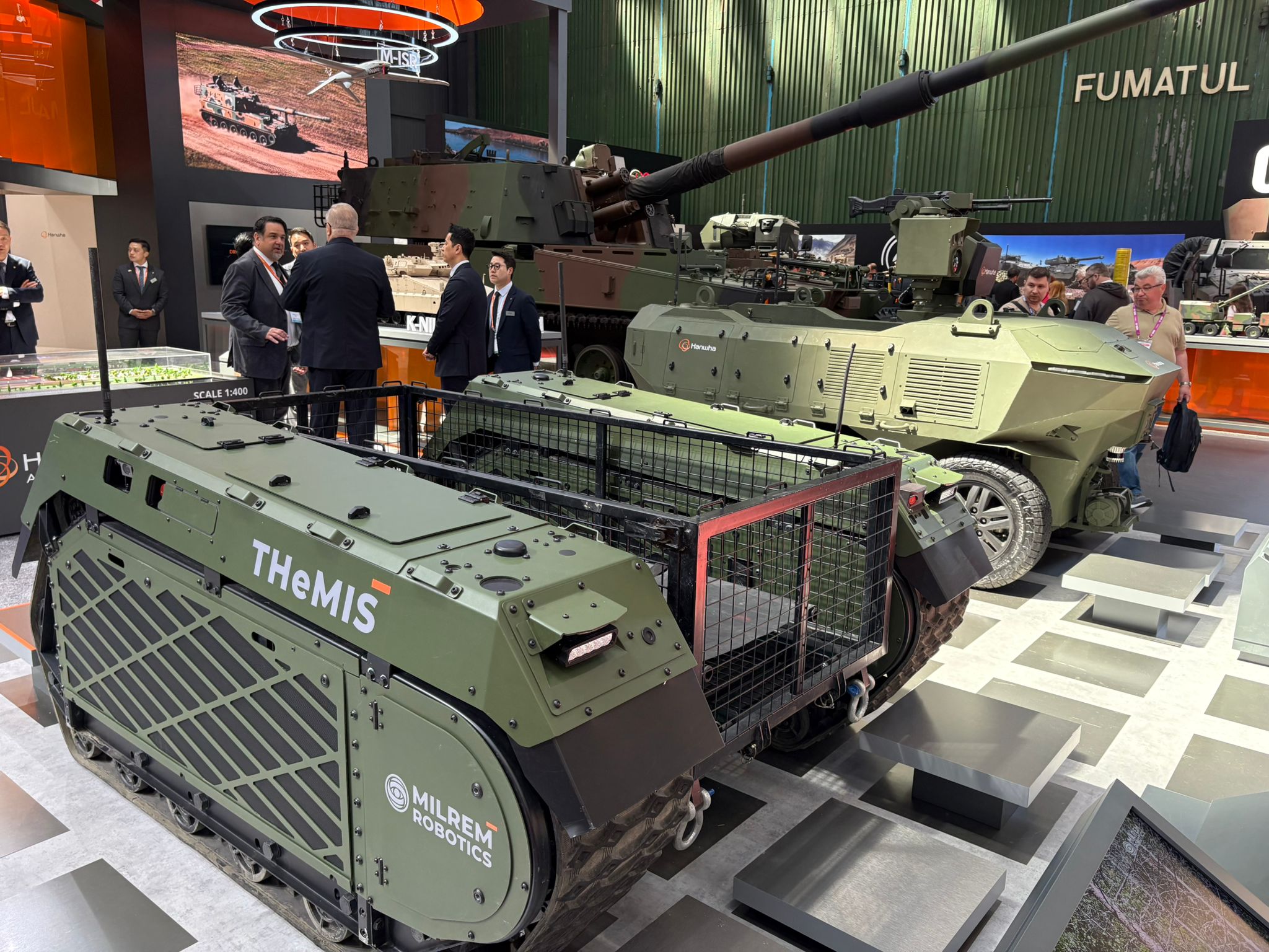 robotul terestru themis la standul hanwha de la bsda 2026