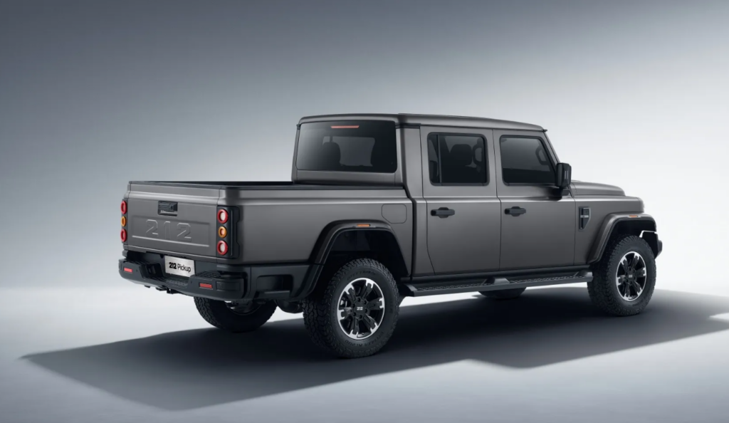 Camioneta BAW 212 produsa in China, seamănă cu Land Rover Defender și Toyota FJ40