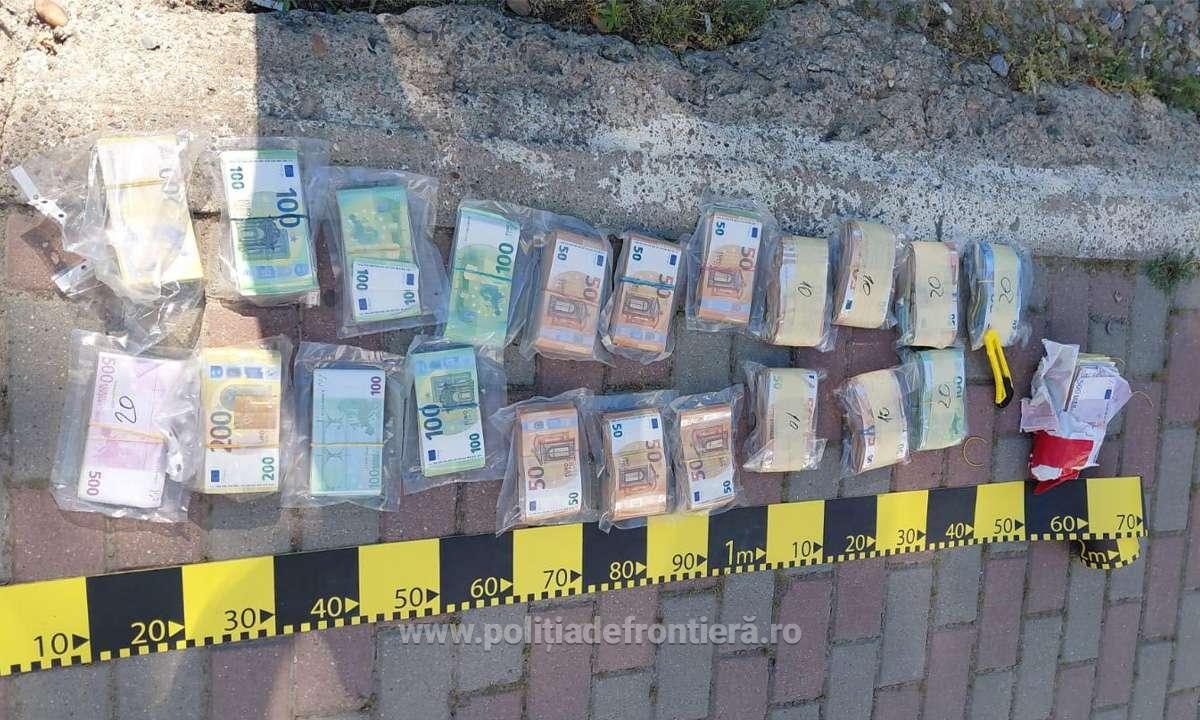 sute de mii de euro descoperiti ascunsi intr-un microbuz