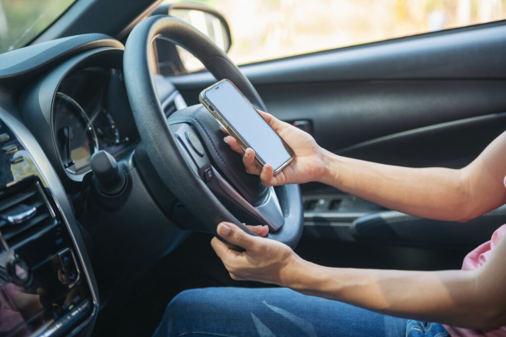 un sofer foloseste telefonul in automobil