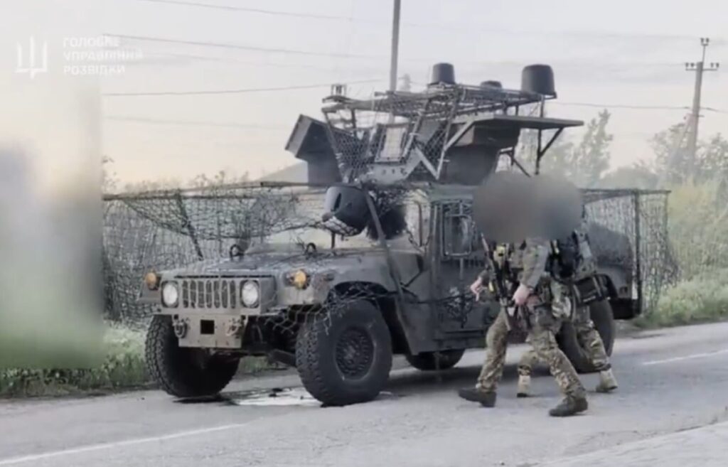 VIDEO | Momentul în care un Humvee ucrainean este lovit direct de o dronă FPV. Motivul pentru care militarii adoră vehiculul american