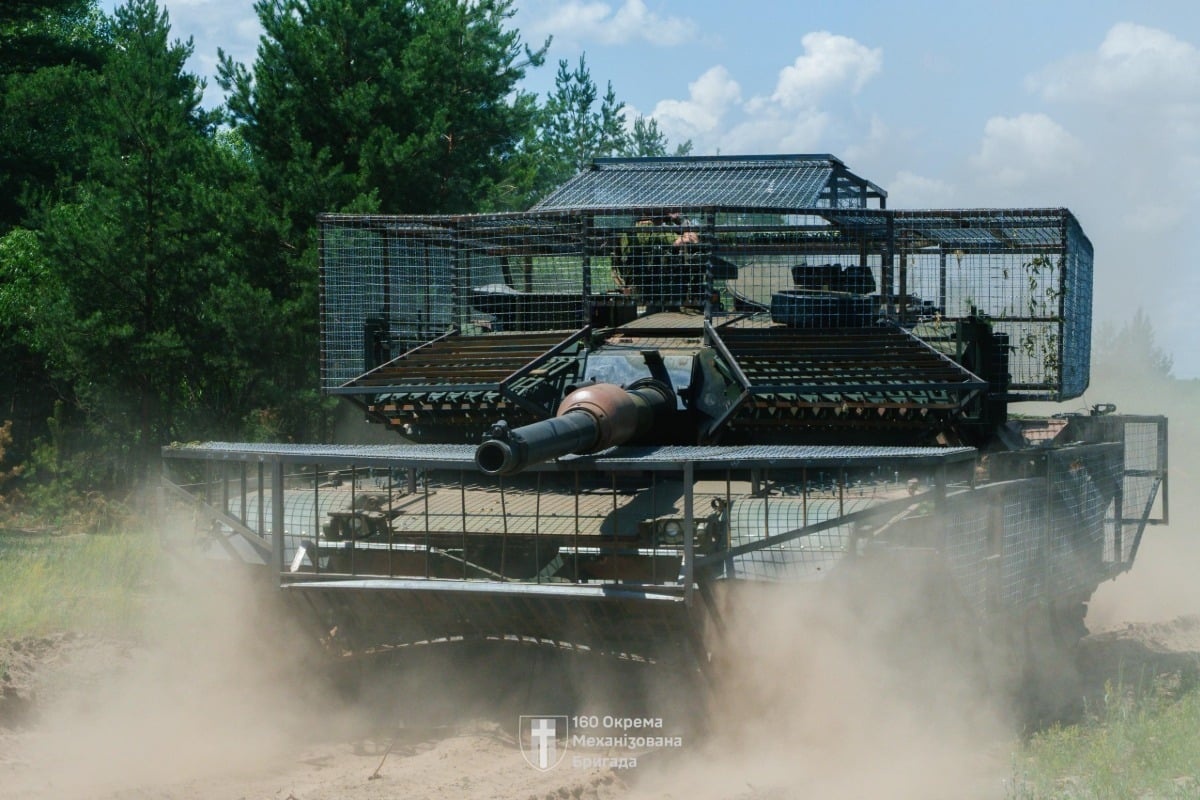 tanc abrams ucrainean modificat cu protectii anti-drona