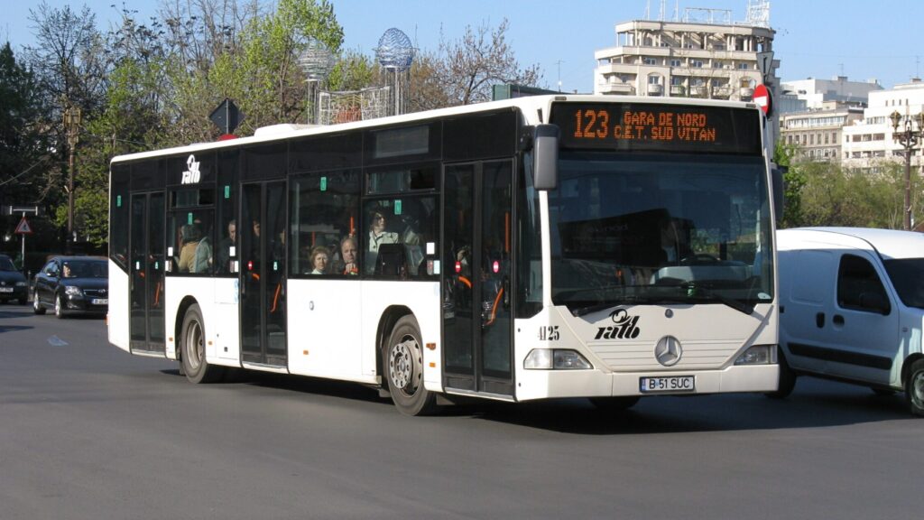 Foto | Autobuzele Mercedes Citaro străbat Bucureștiul de 20 de ani. Primul a ieșit pe traseu pe linia 131 