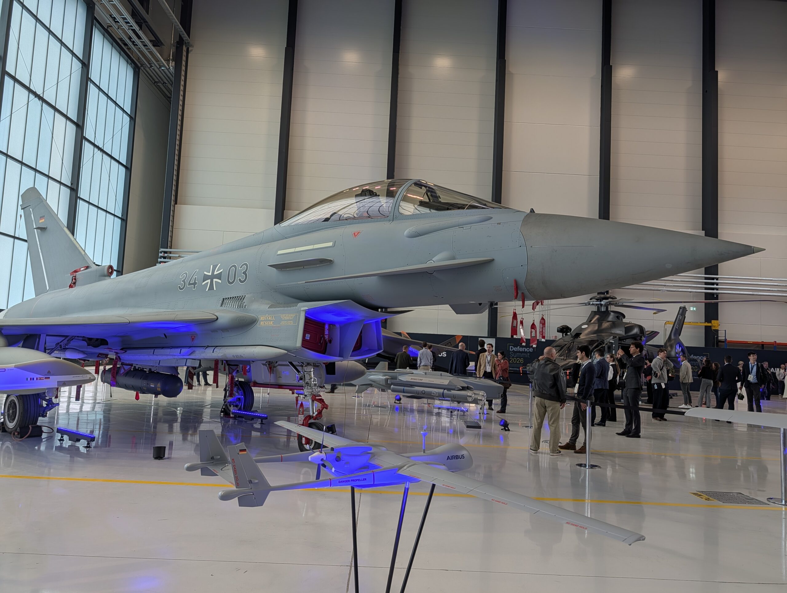 avion Eurofighter Typhoon intr-un hangar airbus