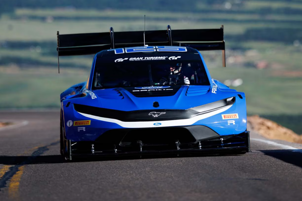 Romain Dumas triumfă la Pikes Peak 2026 cu Ford Mach-E