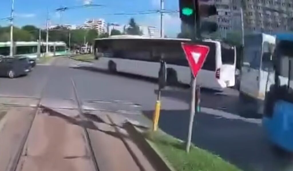 Imagine din cabina tramvaiului care avea verde la semafor, dar vatmanul nu a observat polițistul care dirija traficul (Sursa foto: Captura ecran Tavi Pertea / YouTube)