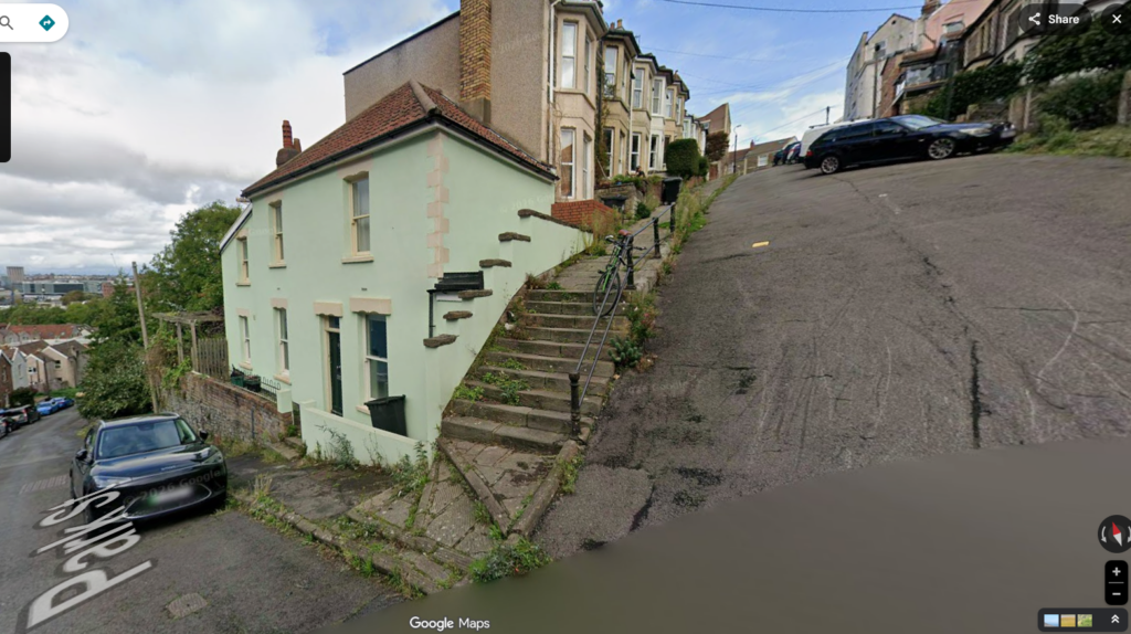 Imagine cu cea mai abrupta strada din Marea Britanie, unde masinile sunt parcate de-a latul (Sursa foto: Google Street View)