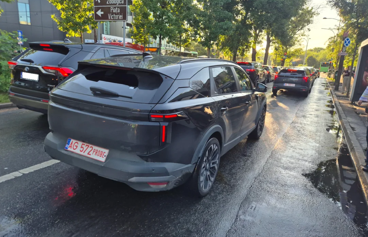 Noul model Dacia Striker, surprins în probe pe străzile din București (Sursa foto: Reddit)