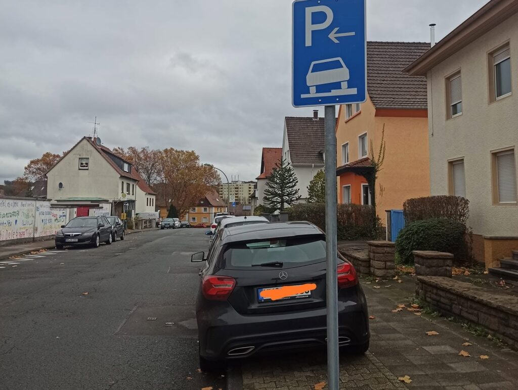 Parcarea jumatate pe trotuar este legala numai daca exista indicatoare sau marcaje specifice (Sursa foto: Trutan Emanuel / Facebook)