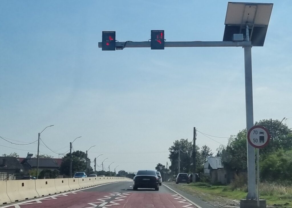 Radare fixe locale, montate pe DN1, care măsoară viteza dar nu informează Poliția în cazul nerespectării limitei legale (Sursa foto: ARC MEDIA)