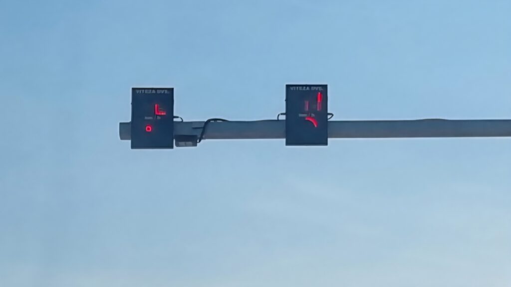 Radare fixe locale, montate pe DN1, care măsoară viteza dar nu informează Poliția în cazul nerespectării limitei legale