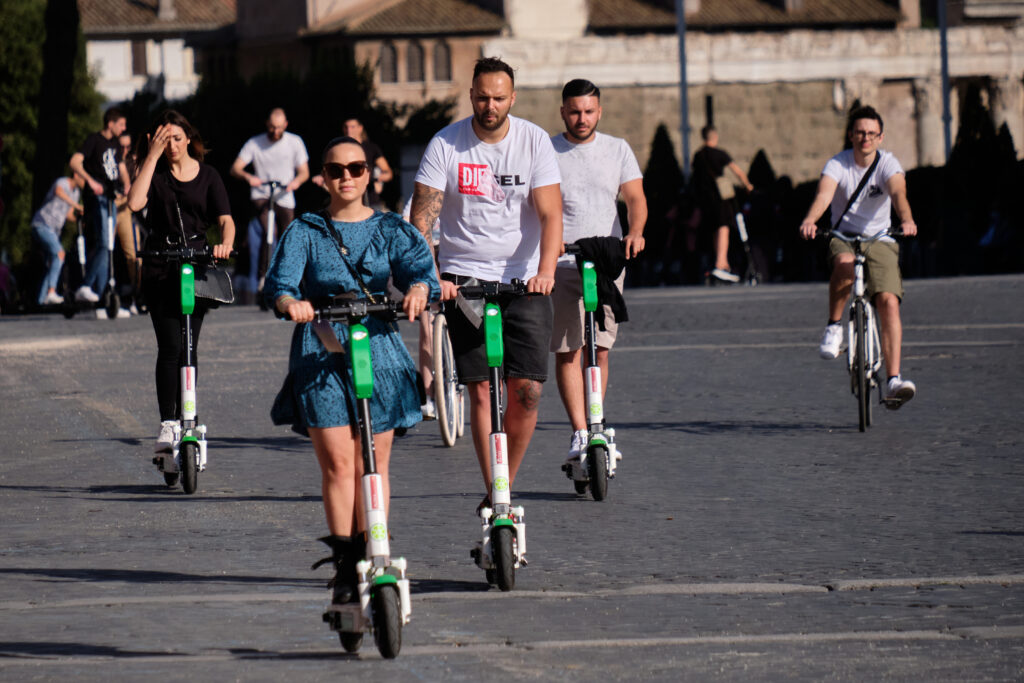 Trotinetele electrice, mai periculoase decât motocicletele. Riscul de a suferi un traumatism cranian e de 3,5 ori mai mare