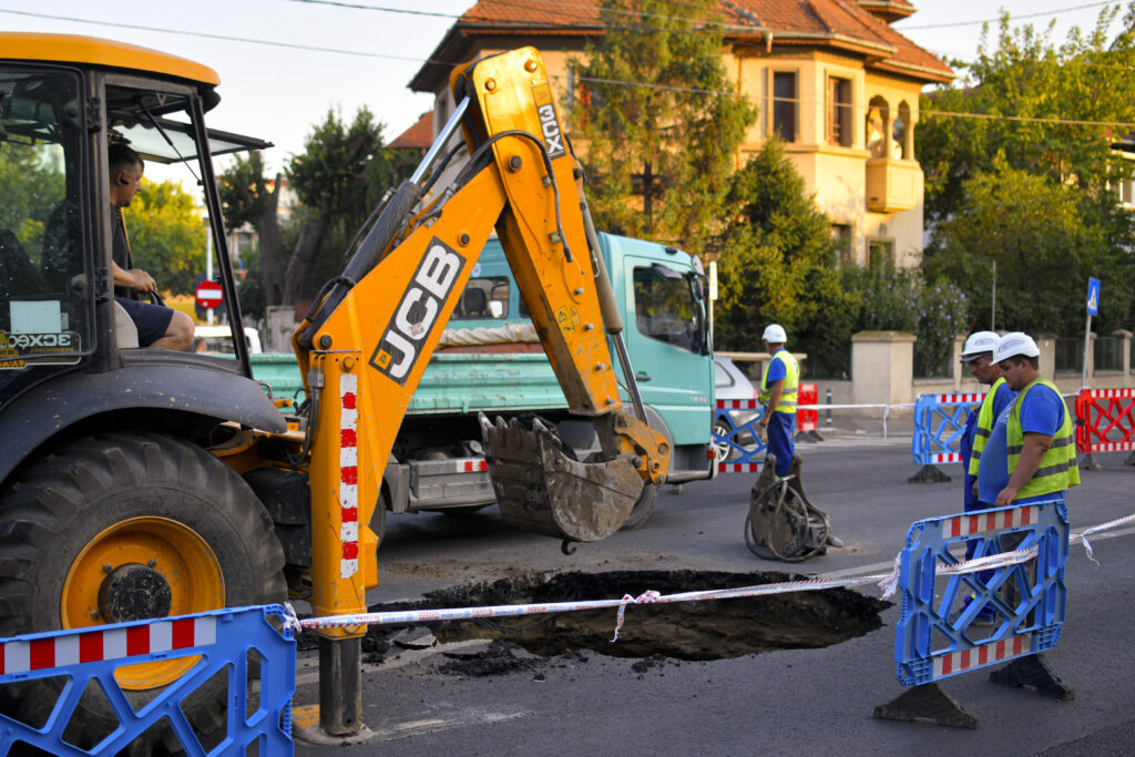 Video | Cântăreața Carmen Șerban a dat cu mașina în groapa de la Eroilor: „Trage stânga rău, acum”