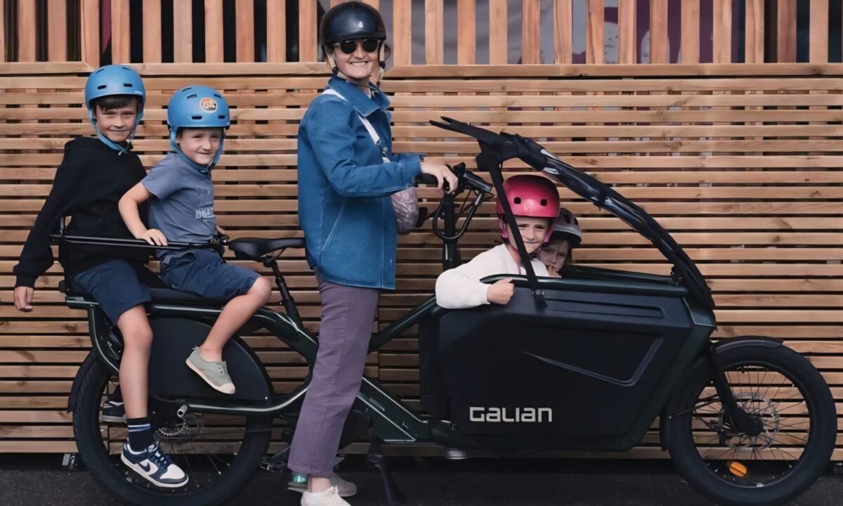 Bicicleta electrica Le Formidable poate transporta pana la 4 copii sau 150kg de bagaje