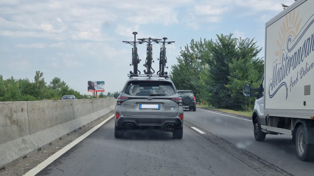 Cod Rutier 2026: Ai voie să circuli cu bicicleta montată pe plafon? Care e limita de înălțime