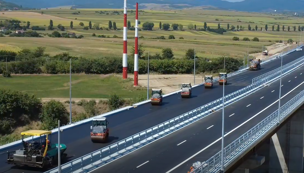 Utilajele tasează asfaltul și trasează ultimele marcaje rutiere pe Autostrada Moldovei, intre Bacău și Focșani (Sursa: DRDP Iași)
