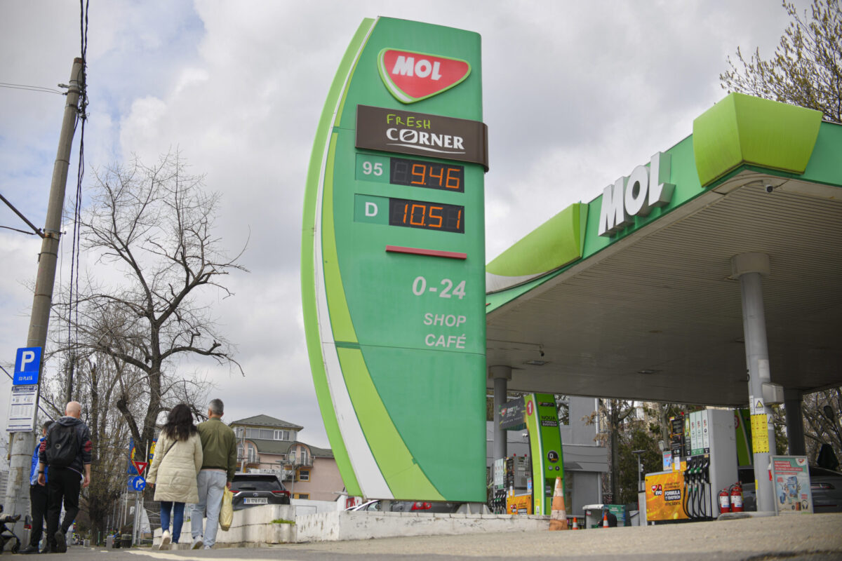 Preturile carburantilor sunt afisate intr-o benzinarie din Bucuresti