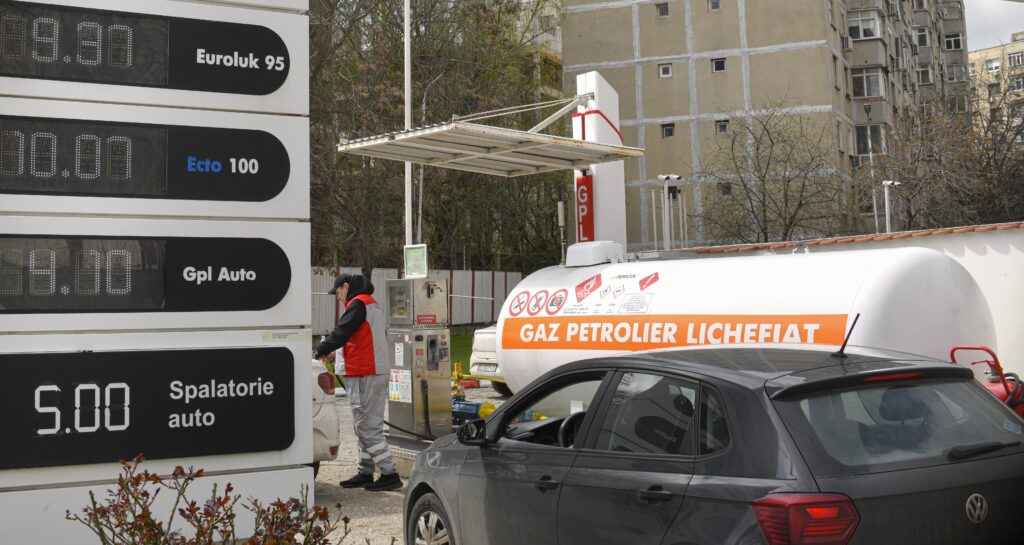 Preturile carburantilor sunt afisate intr-o benzinarie din Bucuresti