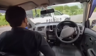 Video – Testul unei mașini controlate prin telefon s-a terminat direct în mașina Poliției